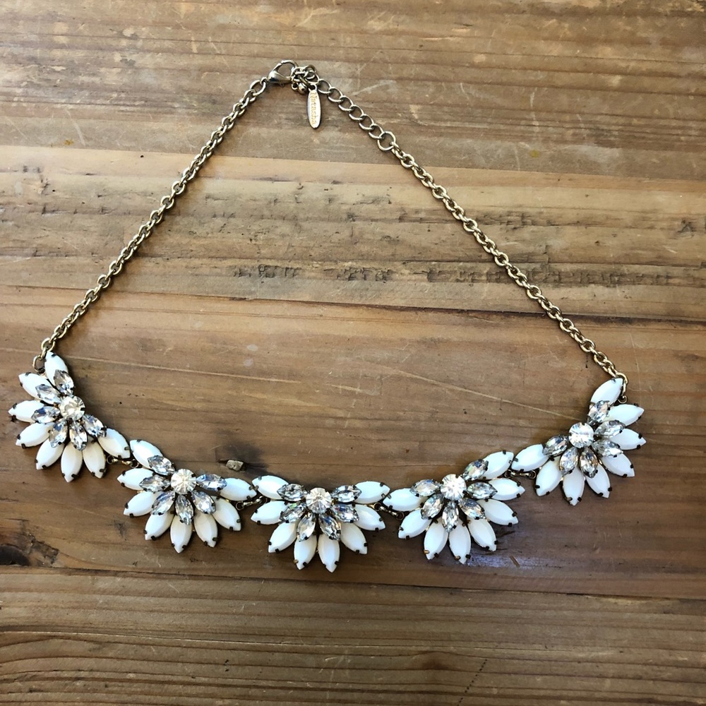 Natasha white flower necklace